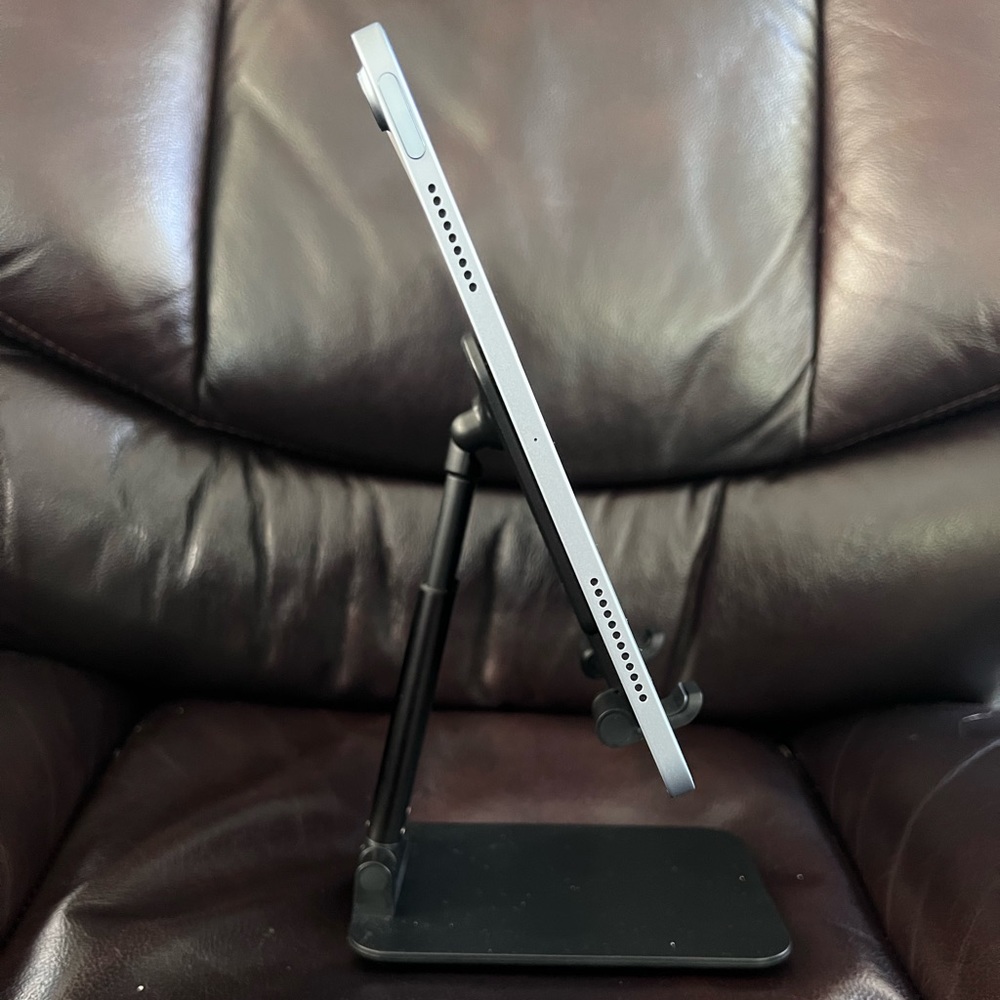 Foldable tablet stand